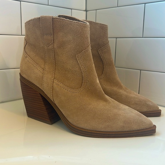 Vince Camuto Women’s Gredile Suede Pointed Toe Boots, Tortilla/Tan, size 7.5 - Picture 2 of 7